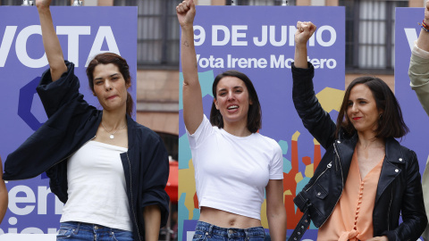 La cap de llista de Podemos a les eleccions europees, Irene Montero, la secretaria general del partit, Ione Belarra, i la número dos al Parlament Europeu, Isa Serra, en l'acte central de Podemos a Barcelona.