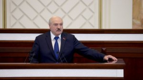 Lukashenko, presidente de Bielorrusia, dice que actuó conforme a la ley interceptando el avión de Ryanair