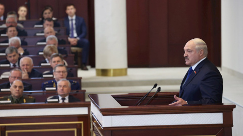 El presidente de Bielorrusia, Alexander Lukashenko, interviene en el Parlamento del país.