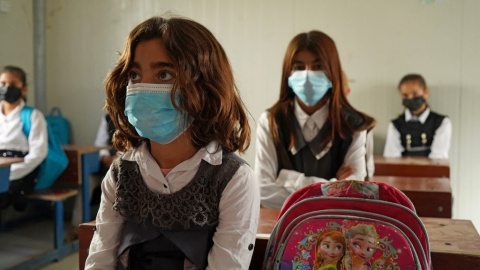 Niñas se sientan en clase el primer día de clases en un campamento de desplazados Yazidi en el área de Sharya.