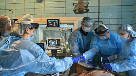 Imagen de un equipo sanitario atendiendo a un enfermo por coronavirus en Ucrania.