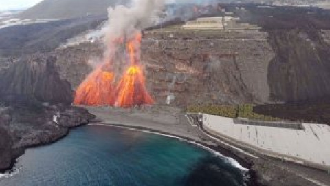 La lava llega a la playa de Los Guirres y une los frentes de dos coladas