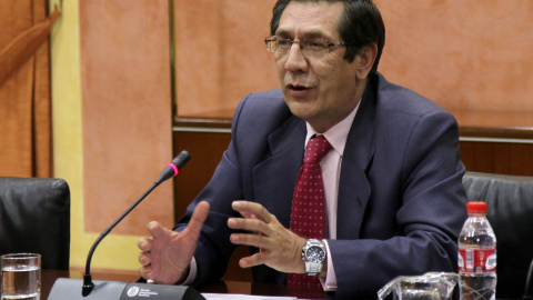 Enrique Arnaldo en una intervención en el Parlamento andaluz.