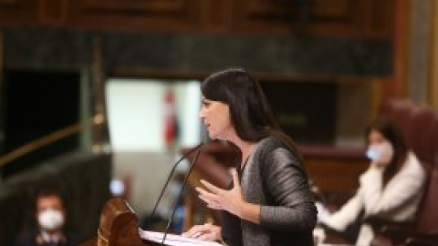 Reciben a Macarena Olona al grito de "fuera fascistas de la universidad" en un acto de la Universidad de Alicante