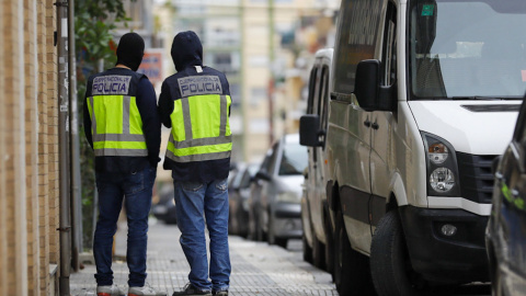 Foto de archivo de agentes de la Policía Nacional en una intervención en Huelva, a 29 de enero de 2021.