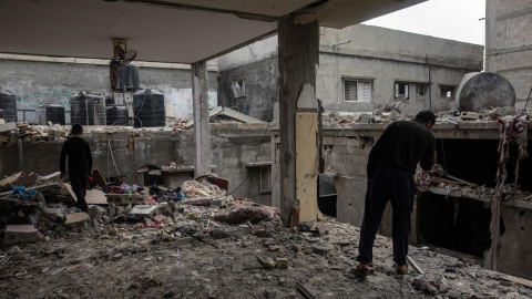 Ciudadanos palestinos observan los daños tras un ataque aéreo israelí contra el campo de refugiados de Rafah, en el sur de la Franja de Gaza, el 9 de febrero de 2024.