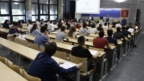 Estudiantes durante la primera jornada de la EBAU en Madrid