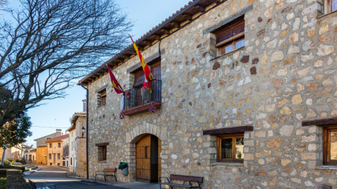 Fachada del Ayuntamiento de La Yunta, en Guadalajara.