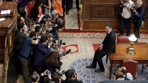 Pedro Sánchez posa ante los fotógrafos en el hemiciclo del Congreso de los Diputados tras ganar la moción de censura contra Mariano Rajo, el 1 de junio de 2018. REUTERS/Emilio Naranjo