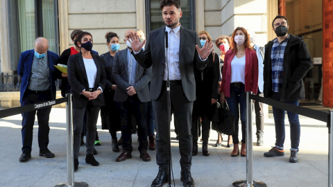 11/11/2021.- El portavoz de ERC, Gabriel Rufián comparece ante la prensa este jueves a las puertas del Congreso de los Diputados. EFE/ Fernando Alvarado