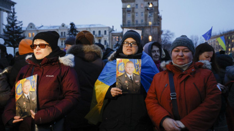 9/2/24 - Mujeres sostienen fotografías del ex comandante en jefe de las Fuerzas Armadas de Ucrania, Valerii Zaluzhnyi, durante una manifestación de apoyo a él en la Plaza de la Independencia en Kiev, Ucrania, a 9 de febrero de 2024.