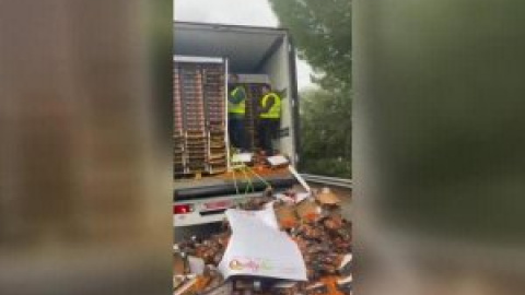 Agricultores españoles vierten en la carretera toneladas de tomates marroquíes