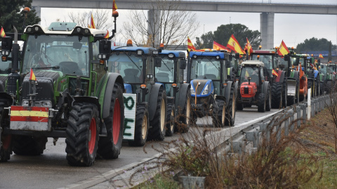 Un grupo de tractores se dirigen a Zaragoza por la carretera N-330, a 9 de febrero de 2024.