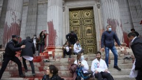 Científicos y activistas tiñen de rojo la entrada del Congreso en protesta por la inacción ante la emergencia climática