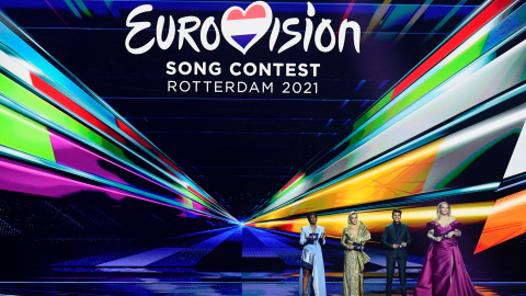 22/05/2021. Imagen de los presentadores de la última edición de Eurovisión Edsilia Rombley, Chantal Janzen, Jan Smit y Nikkie de Jager, en Róterdam (Países Bajos). - REUTERS