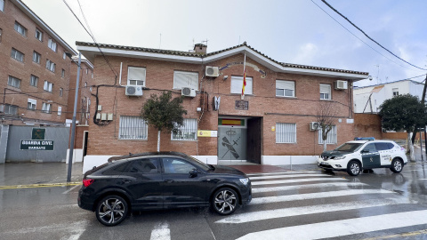 Exterior de la comandancia de la Guardia Civil de Barbate (Cádiz), con las banderas a media asta, este sábado 10 de febrero de 2024.