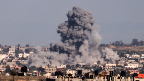 Imagen tomada desde Rafah, al sur de la Franja de Gaza, en la que el humo se eleva sobre los edificios en Jan Yunis, tras un bombardeo israelí el 1 de febrero de 2024.