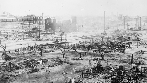 El barrio de Greenwood en ruinas después de que pasara una turba durante la masacre racial, en Tulsa. - Biblioteca del Congreso / Reuters