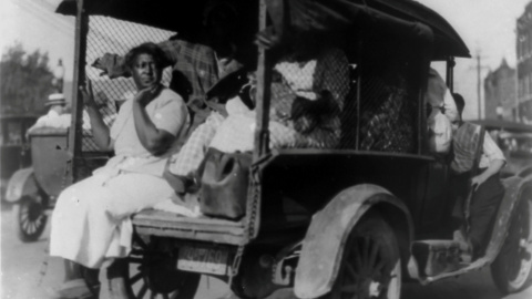 Un camión transporta a afroamericanos durante la masacre racial de 1921, en Tulsa (Oklahoma). - NAACP / REUTERS