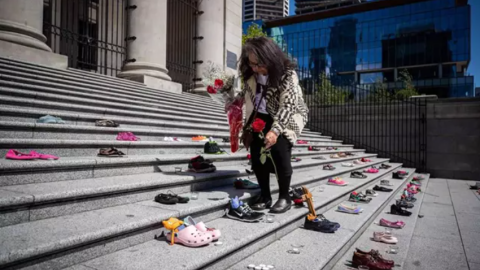 Homenaje a los menores indígenas fallecidos cuyos cadáveres han sido hallados en un internado público de Kamloops, en Canadá