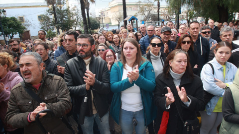 Pueblo de Barbarte reunido en la comandacia de la Guadia Civil por la muerte de dos guardias civiles por una narcolancha