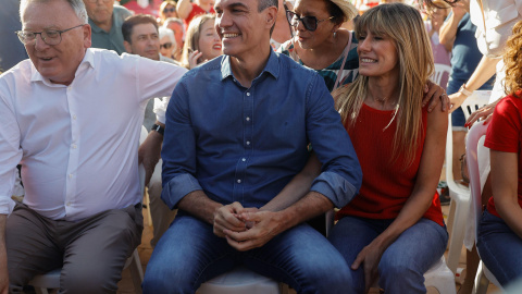 El secretario general del PSOE y presidente del Gobierno, Pedro Sánchez, junto a su mujer, Begoña Gómez, durante un acto electoral de los socialistas en Benalmádena (Málaga), este miércoles