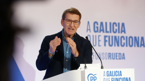 El presidente del Partido Popular, Alberto Núñez Feijóo, interviene durante una comida de campaña del Partido Popular, en el restaurante Litmar, a 10 de febrero de 2024, en Sarria,