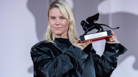 La cineasta Mika Gustafson, con el premio ganado en Venecia.