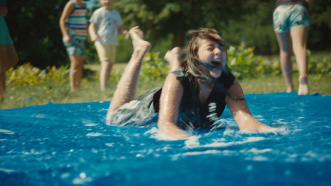 La película está contagiada de la alegría y la luz de un verano.