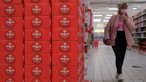 Cajas de botes de la cerveza Estrella Damm en un supermercado de la localidad gallega de Ferrol. REUTERS/Nacho Doce