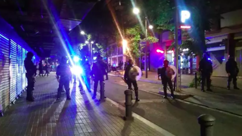 Mossos durante altercados en Gràcia tras el desalojo del Banc Expropiat.