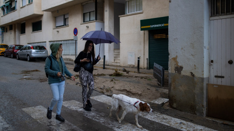 Dos personas con paraguas ante la lluvia, a 1 de junio de 2024, en Barcelona.