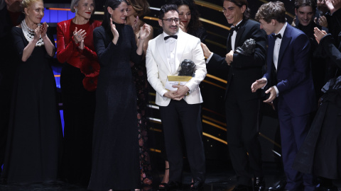 Juan Antonio Bayona, con el equipo de 'La sociedad de la nieve, en la gala de los Premios Goya.