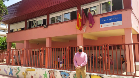 El concejal de Vox, José Palma, en su visita el pasado 23 de mayo a un colegio donde ya cuelga la bandera de España.