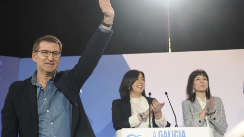 11/02/2024 El presidente del PP, Alberto Núñez Feijóo junto con la presidenta provincial del PP en Lugo Elena Candia y la diputada popular Carmen José López durante un acto electoral en Lugo este sábado.