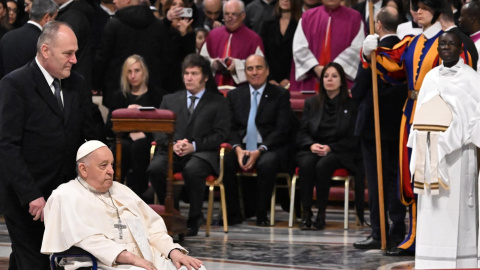 El papa Francisco (i) junto al presidente de Argentina, Javier Milei (c-fondo) durante la misa para canonizar a María Antonia de Paz y Figueroa, conocida popularmente como Mama Antula, en la Basílica de San Pedro, el Vaticano este domingo.