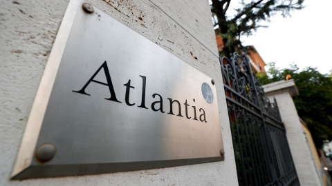 El logo del grupo de infraestructuras italiano Atlantia, en la entrada de su sede en Roma.  REUTERS/Guglielmo Mangiapane