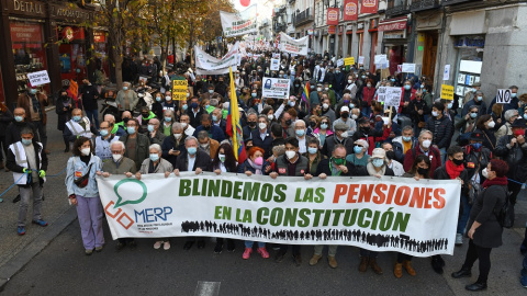 Asistentes con una pancarta donde se puede leer "Blindemos las pensiones" durante una manifestación que reclama el blindaje de las pensiones en la Constitución, a 13 de noviembre de 2021, en Madrid (España).