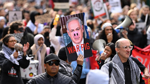 Un manifestante sostiene un cartel del Primer Ministro de Israel, Benjamin Netanyahu, durante una manifestación pro Palestina en Melbourne.