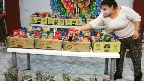 13/11/2021 Una mujer, ante una mesa llena de alimentos en el centro social Ca Saforaui, en Gandía