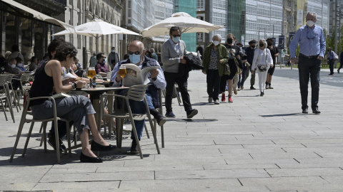 Varias personas en la terraza de un bar, a 29 de mayo de 2021, en A Coruña, Galicia (España).