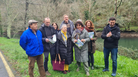 11/2/24 Isabel Faraldo, con miembros de la candidatura de Podemos, en las Fragas do Eume