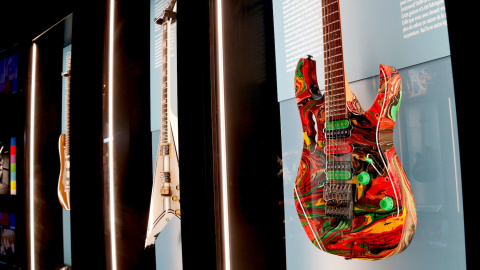 Una de les guitarres exposades al Guitar Legends Hall de Barcelona+