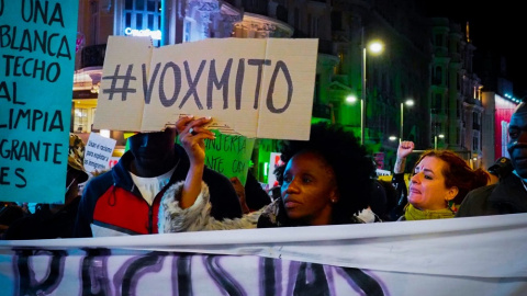 Una mujer sostiene una pancarta contra Vox durante la marcha antirracista de Madrid.