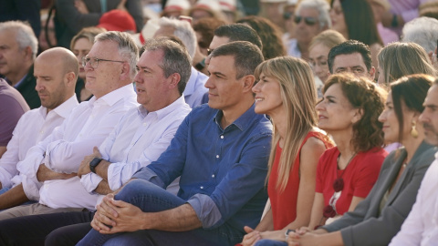 Pedro Sánchez, junto a su mujer, Begoña Gómez, en un acto de campaña por el 9J, en Málaga.