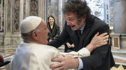 El presidente de Argentina, Javier Milei, abraza al papa Francisco durante la misa para canonizar a María Antonia de Paz y Figueroa en el Vaticano.