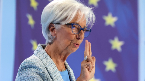 La presidenta del Banco Central Europeo (BCE) Christine Lagarde, durante la rueda de prensa después de la reunión del Consejo de Gobierno de la entidad, en Fráncfort, en la que han decidido la primera rebaja de tipos desde marzo de 2016. EFE/FRIEDEMANN