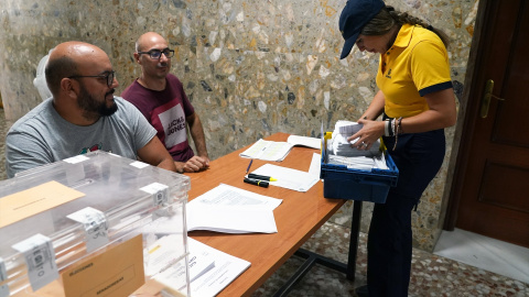 12/02/2024 Un cartero llega al colegio electoral con el voto por correo correspondiente durante las elecciones generales, a 23 de julio de 2023, en Málaga (España).