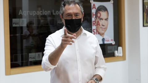 El alcalde de Sevilla, Juan Espadas, vota en las primarias del PSOE-A en las que aspira a convertirse en el candidato del partido a la Presidencia de la Junta en las próximas elecciones autonómicas, a 13 de junio de 2021, en Sevilla (Andalucía, España