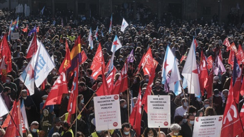 Decenas de personas durante una manifestación convocada para demandar "más recursos" para Atención Primaria, en la Plaza da Quintana de Santiago de Compostela